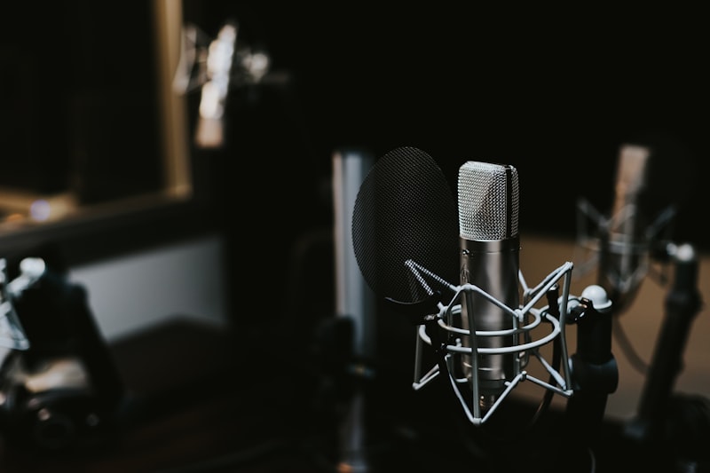 Professionelles Podcast-Studio mit Stativen und Audio-Schnittstelle